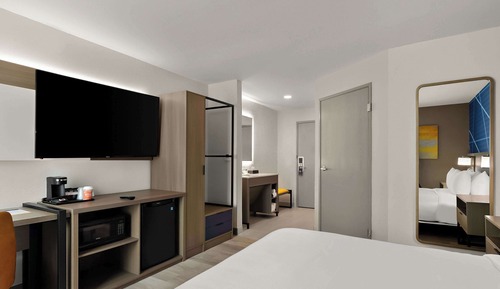 Suite, 1 King Bed with Sofa bed, Non Smoking