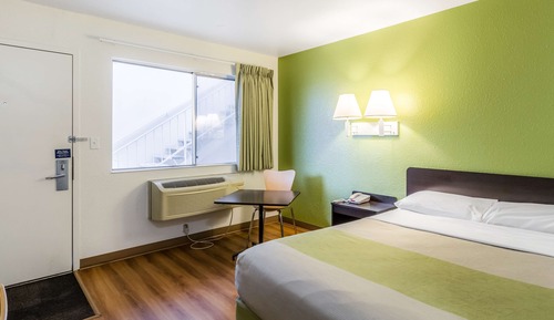 Deluxe Room, 1 Queen Bed, Non Smoking, Refrigerator & Microwave