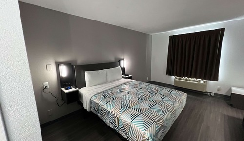 Deluxe Room, 1 Queen Bed, Accessible, Non Smoking