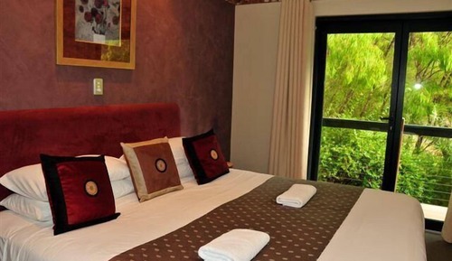 Luxury Spa Cottage with Lake View