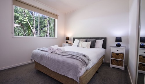 Deluxe Room, 1 Queen Bed, Kitchenette, Garden View