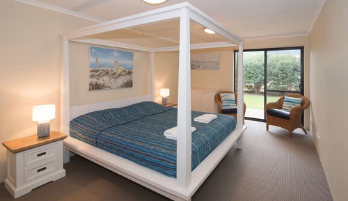 Cottage 6 - Ocean Reef - 1 King Bed, 1 Queen Bed, 4 Large Twin Beds