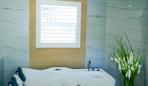 Honeymoon Suite w Spa tub & Cabana