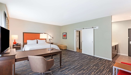 Studio, 1 King Bed, Non Smoking, Refrigerator (Wet Bar)