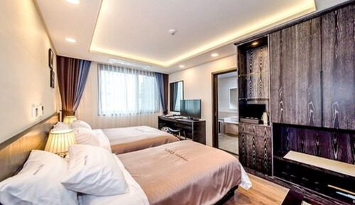 Deluxe Twin Room (1Double + 1Single)