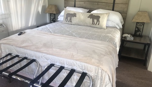 Economy Cabin, 1 Queen Bed, Non Smoking, Refrigerator & Microwave