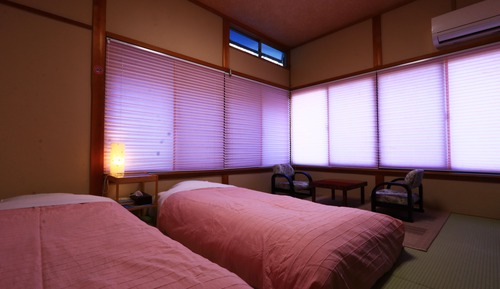 Traditional Twin Room, Shared Bathroom (2 Single Beds)