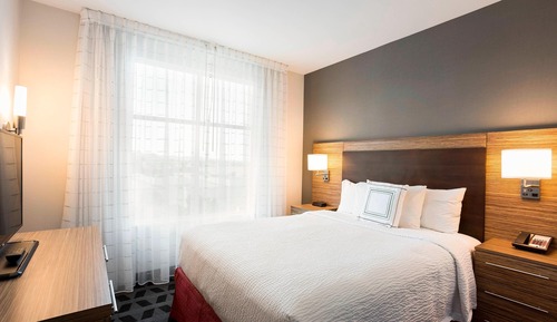 Suite, 1 Bedroom, Non Smoking (Mobility/Hearing Access, Roll-In Shwr)