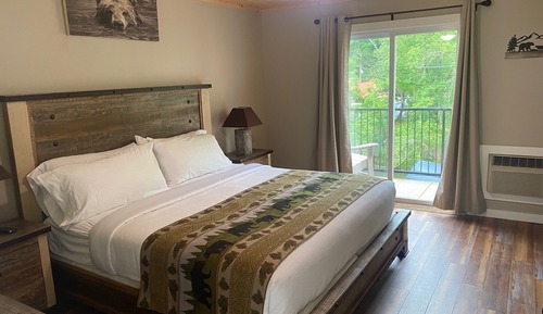 Deluxe King Room w/ Balcony (Room 3)