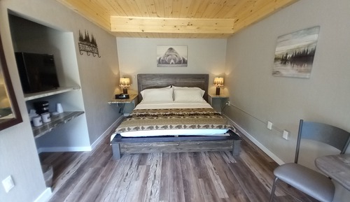 Deluxe Room, 1 King Bed, River View