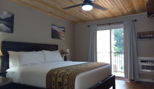Deluxe King Room w/ Balcony (Room 5)