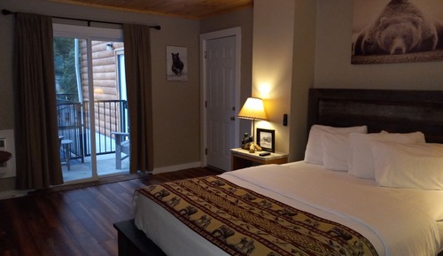 Deluxe Queen Room w/ Balcony (Room 4)