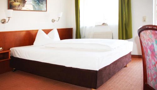 Einzelzimmer zur Strasse/Hofseite