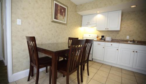 One-Bedroom Queen Suite