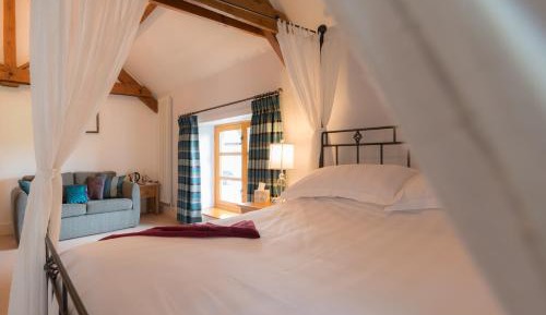 Suite With Four Poster Bed