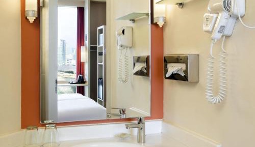 Standard Queen Room with City View