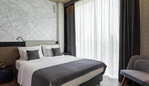 Superior Room with Queen bed