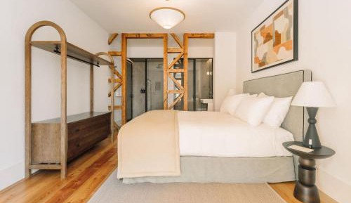 One-Bedroom Apartment with View