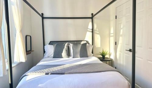 One-Bedroom Deluxe Apartment