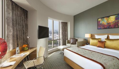 Executive Room with happy hour from 6pm to 8pm at the Bar