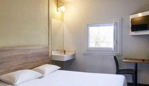 Tandem Room with Shared Bathroom