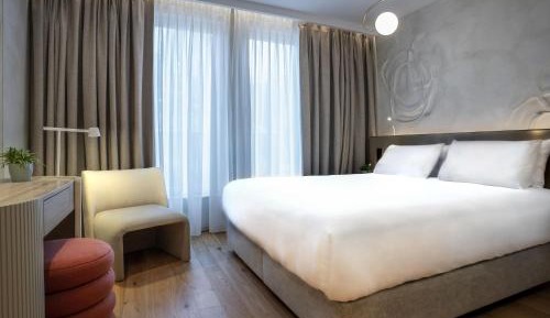 Deluxe king bed room