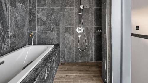King Corner Double Room with Tub 
