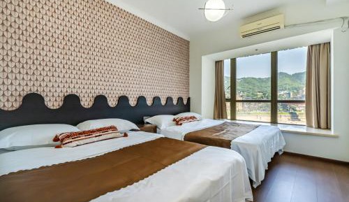 Five-Bedroom Deluxe Apartment