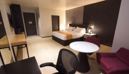 Deluxe Queen Suite