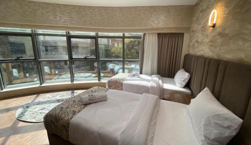 Deluxe King Suite