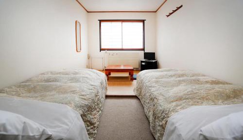 Economy Twin Room with Shared Bathroom