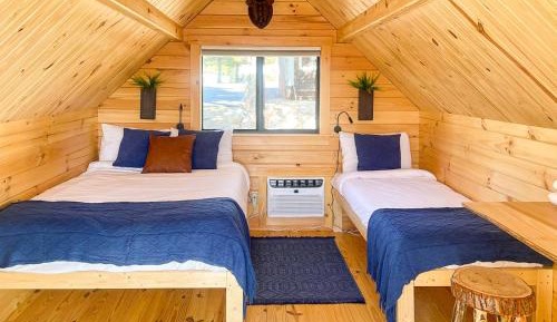 Pine Cabin (Dry Cabin - No Running Water - Exterior Bathroom 200 ft Away)