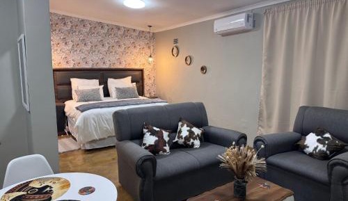 Queen Room with Pool View