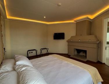 Deluxe Suite with Spa Bath