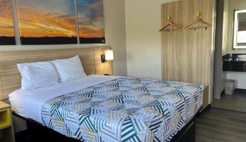 Queen Room - Non-Smoking