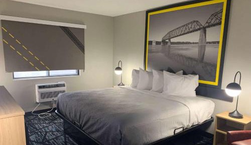 King Room with Mobility Access and Bathtub with Grab Bars, Non-Smoking