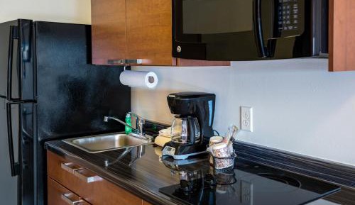 Queen Room - Hearing & Mobility Accessible - Roll In Shower