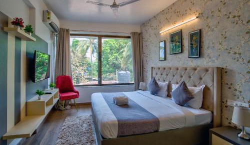 Three-Bedroom Apartment with Mountain View