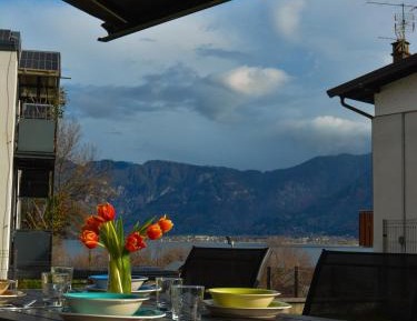 One-Bedroom Apartment with Lake View