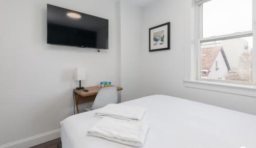 Queen Room with Shared Bathroom 302