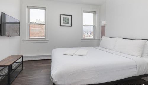 Queen Room with Shared Bathroom 301