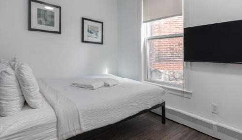 Queen Room with Shared Bathroom 203