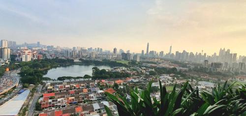 One-Bedroom Apartment with Lake View