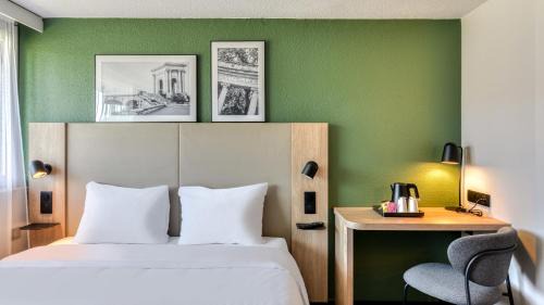 Standard Room - 1 Queen Bed