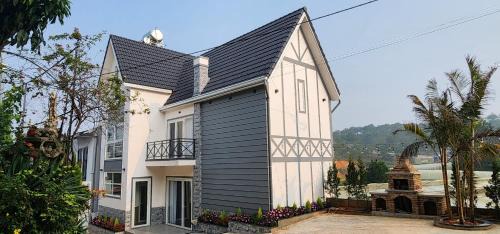 Apartment with Mountain View