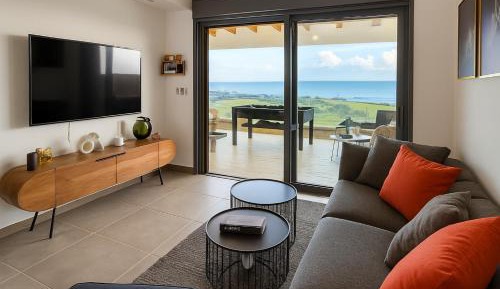One-Bedroom Apartment with Sea View and Balcony