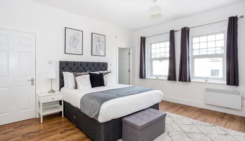 Three-Bedroom Apartment with Balcony