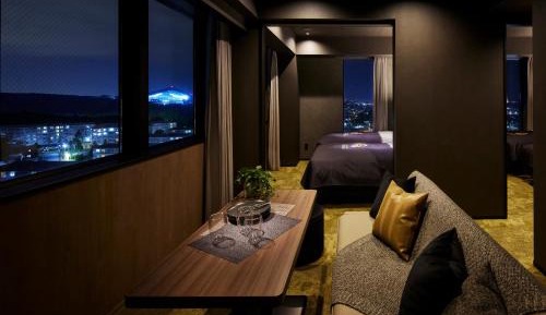 Family Room with ES CON FIELD View-Fighters Floor