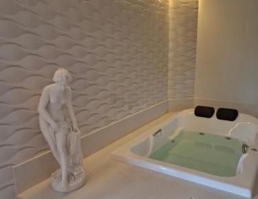 Deluxe Suite with Spa Bath