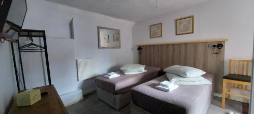 Twin Room with Private External Bathroom